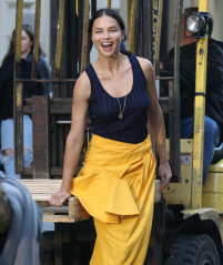 Adriana Lima in a Yellow Skirt with a Blue Singlet Top – Photoshoot in NYC фото №1064080