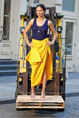 Adriana Lima in a Yellow Skirt with a Blue Singlet Top – Photoshoot in NYC фото №1064083