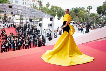 Adriana Lima ~ 76th annual Cannes film festival at Palais des Festivals фото №1372451