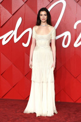 Anne Hathaway at The Fashion Awards presented by Pandora in London 12/04/23 фото №1382234