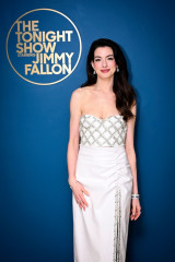 Anne Hathaway at "The Tonight Show Starring Jimmy Fallon" in New York 12/08/23 фото №1382802