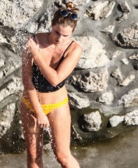 Emma Watson in a Bikini in Positano 08/04/2020 фото №1267770