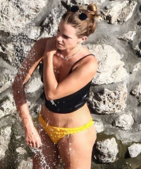 Emma Watson in a Bikini in Positano 08/04/2020 фото №1267772