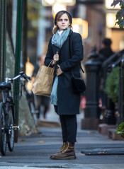 Emma Watson  – Shopping in New York фото №926136