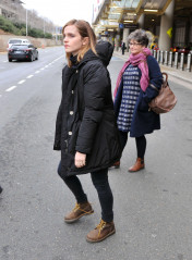  Emma Watson out and about in Washington фото №934779