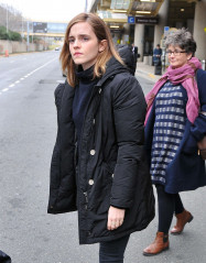  Emma Watson out and about in Washington фото №934780