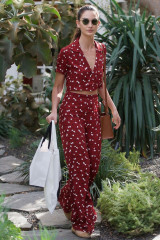 Lily Aldridge in Red Dress – Shopping in West Hollywood фото №1039746