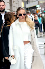 Sydney Sweeney - out and about candids in Paris, February 28, 2024 фото №1390039