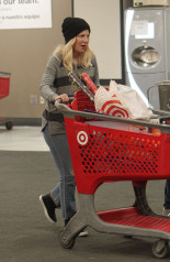 Tori Spelling – Christmas shopping at Target in Los Angeles фото №1127680