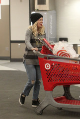 Tori Spelling – Christmas shopping at Target in Los Angeles фото №1127679