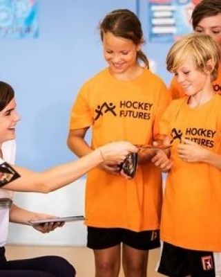 Фото 66749 к новости Эмма Уотсон устроила хоккейную тренировку для школьников
