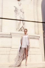 Adriana Sklenarikova-Karembeu ~ Stephane Rolland Show at Paris Fashion Week 2023 фото №1373340