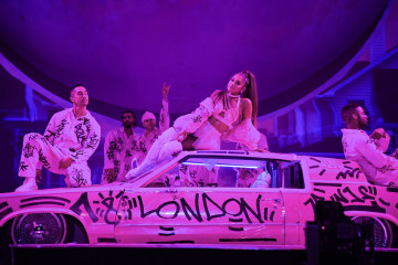 Ariana Grande - Sweetener World Tour in London 08/17/2019 фото №1212078