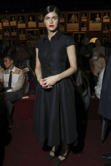 Alexandra Daddario-Dior Fashion Show in Paris фото №1339174
