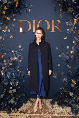 Alexandra Daddario-Dior Beauty Celebrates J’adore With Holiday Dinner фото №1328009