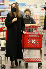 Angelina Jolie - Target Store in Los Angeles 01/24/2021 фото №1289935