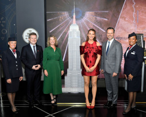 Blake Lively-Empire State Building Celebrates The Return Of UK Travelers To New  фото №1320678