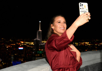 Blake Lively-Empire State Building Celebrates The Return Of UK Travelers To New  фото №1320680