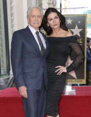 Catherine Zeta-Jones – Michael Douglas Honored With a Star on the Hollywood Walk фото №1115951