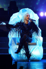 Christina Aguilera Performs at Her Opening Night Show in Las Vegas фото №1389592