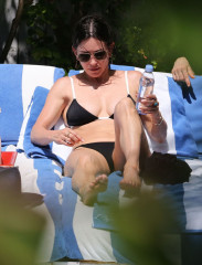 Courteney Cox in Bikini – Miami Beach фото №952138