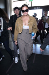 Demi Lovato at LAX Airport in Los Angeles 01/22/2018 фото №1033819
