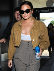Demi Lovato at LAX Airport in Los Angeles 01/22/2018 фото №1033820
