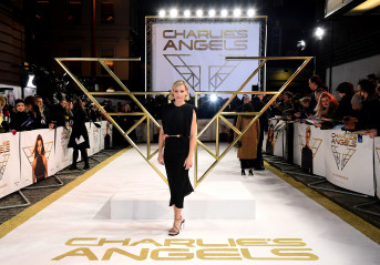 Elizabeth Banks - Charlie's Angels Premiere in London | 20.11.2019 фото №1274023