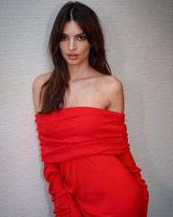 Emily Ratajkowski – Red Dress Pics фото №1384020