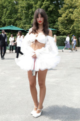 Emily Ratajkowski – Fashion Show in Versailles, June 2023 фото №1381423