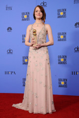 Emma Stone – Wins Best Actress in a Musical at the 2017 Golden Globes фото №932683