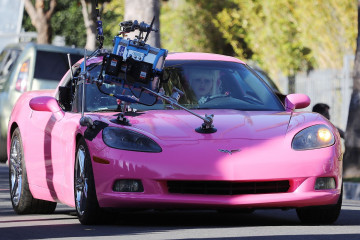 Emmy Rossum continues filming as the iconic 'Angelyne' | 25.02.2020 фото №1272079