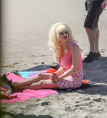 Emmy Rossum - films scenes Angelyne on the beach in Malibu, CA | 26.02.2020 фото №1271636