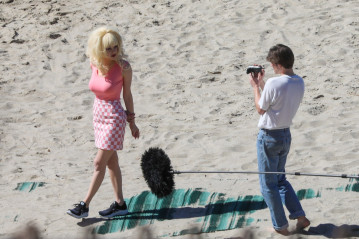Emmy Rossum - films scenes Angelyne on the beach in Malibu, CA | 26.02.2020 фото №1271642