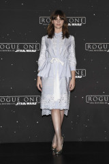 Felicity Jones – ‘Rogue One: A Star Wars Story’ Movie Photocall in Mexico City  фото №925386