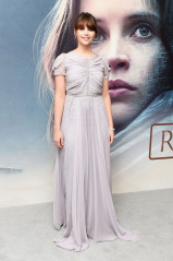 Felicity Jones – ‘Rogue One: A Star Wars Story’ Premiere in London фото №928840