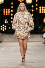 Isabel Marant Spring/Summer 2023 Fashion Show in Paris фото №1352225