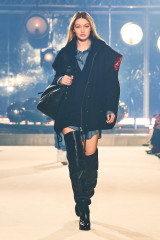 Isabel Marant Fall Winter 2022 Fashion Show in Paris фото №1354375