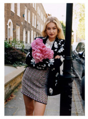 Gigi Hadid – British Vogue December 2023 фото №1382022