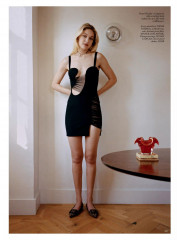 Gigi Hadid – British Vogue December 2023 фото №1382021