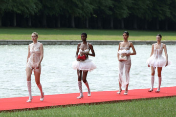 Gigi Hadid – Walks Jacquemus’ Fashion Show in Versaille фото №1382026