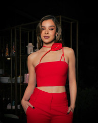 Hailee Steinfeld for "Shop Small with Amazon" 2023 December campaign фото №1382601