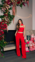 Hailee Steinfeld for "Shop Small with Amazon" 2023 December campaign фото №1382603