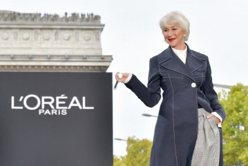 Helen Mirren Walks L’Oreal Show, PFW in Paris  фото №999854