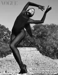 Irina Shayk for Vogue Mexico (April 2023) фото №1367260