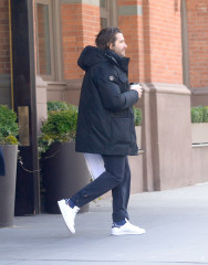 Jake Gyllenhaal - bundles up on a chilly day in New York City, February 27, 2020 фото №1268324