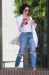 Jenna Dewan Tatum in Ripped Jeans out in Beverly Hills фото №1053022