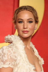 Jennifer Lawrence – Vanity Fair Oscar Party in Beverly Hills фото №1390748