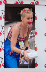 Katy Perry – Giving Out Some Pie in Times Square фото №960626
