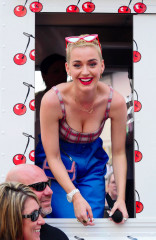 Katy Perry – Giving Out Some Pie in Times Square фото №960622